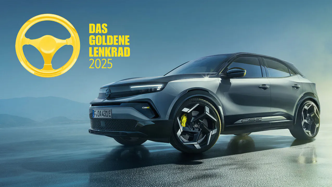 Opel Mokka GSE auf Fahrbahn mit Goldenem Lenkrad Logo und Schriftzug