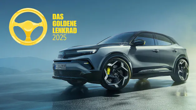 Opel Mokka GSE auf Fahrbahn mit Goldenem Lenkrad Logo und Schriftzug