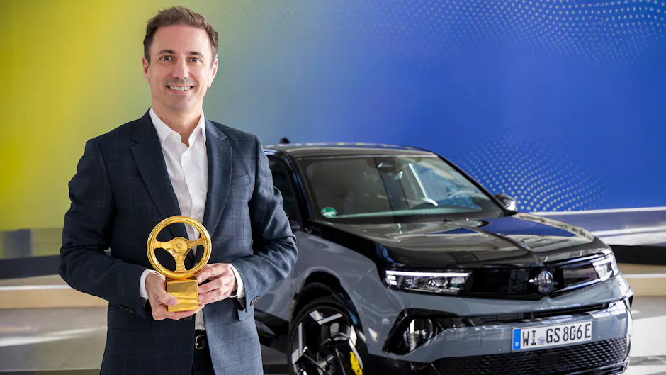 Opel CEO mit Goldenem Lenkrad vor Mokka GSE