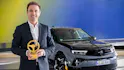 Opel CEO mit Goldenem Lenkrad vor Mokka GSE
