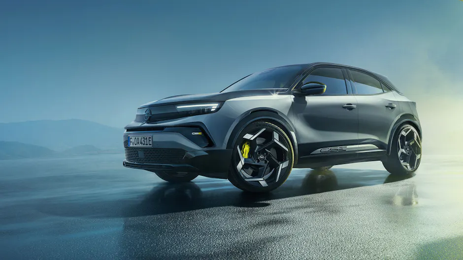 Opel Mokka GSE frontal auf nasser Strecke mit sportlicher Präsenz