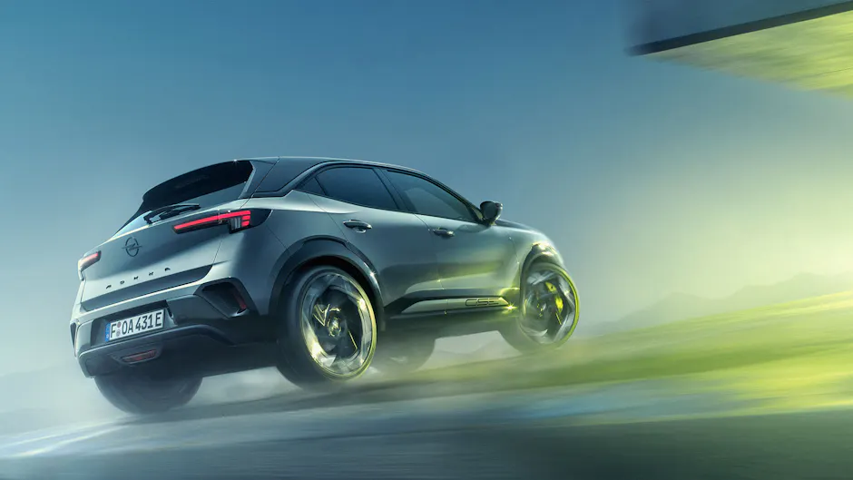 Opel Mokka GSE von hinten im Drift auf nasser Strecke