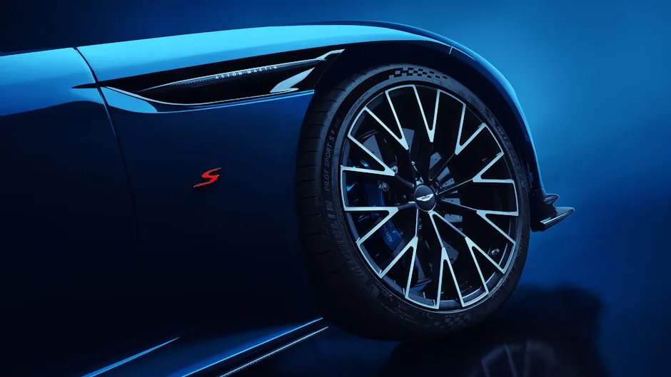Nahaufnahme der Felge und des seitlichen S-Badges des Aston Martin DB12 S