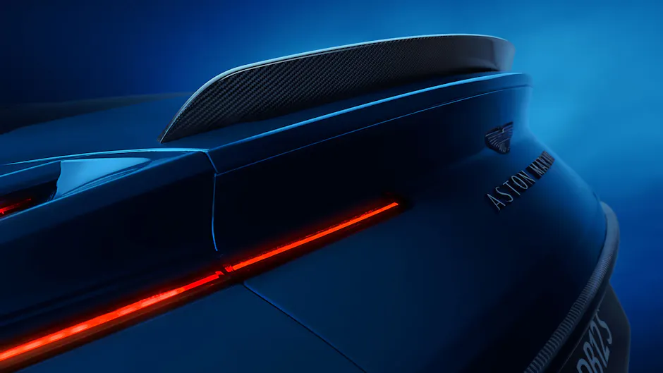 Detailaufnahme des festen Heckspoilers des Aston Martin