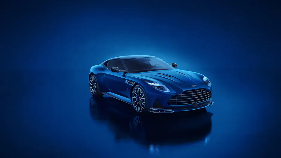 Aston Martin DB12 S in blauer Lackierung frontal im Studio.