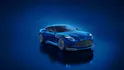 Aston Martin DB12 S in blauer Lackierung frontal im Studio.