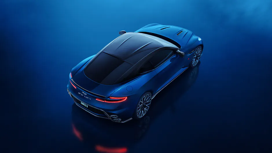 Aston Martin DB12 S aus schräger Vogelperspektive mit Carbon-Dach.