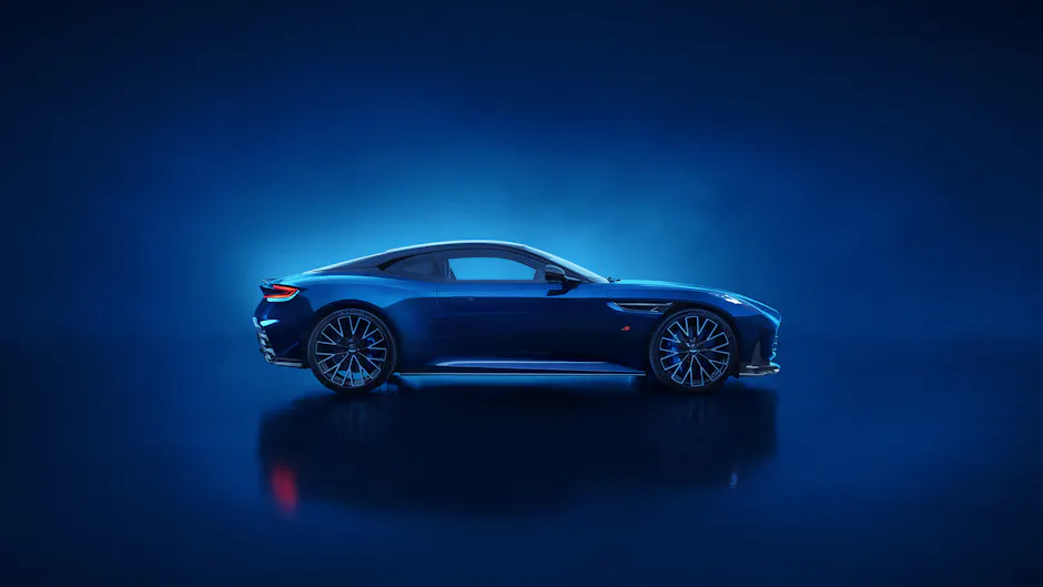 Seitenansicht des Aston Martin DB12 S vor blauem Hintergrund.