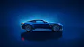 Seitenansicht des Aston Martin DB12 S vor blauem Hintergrund.