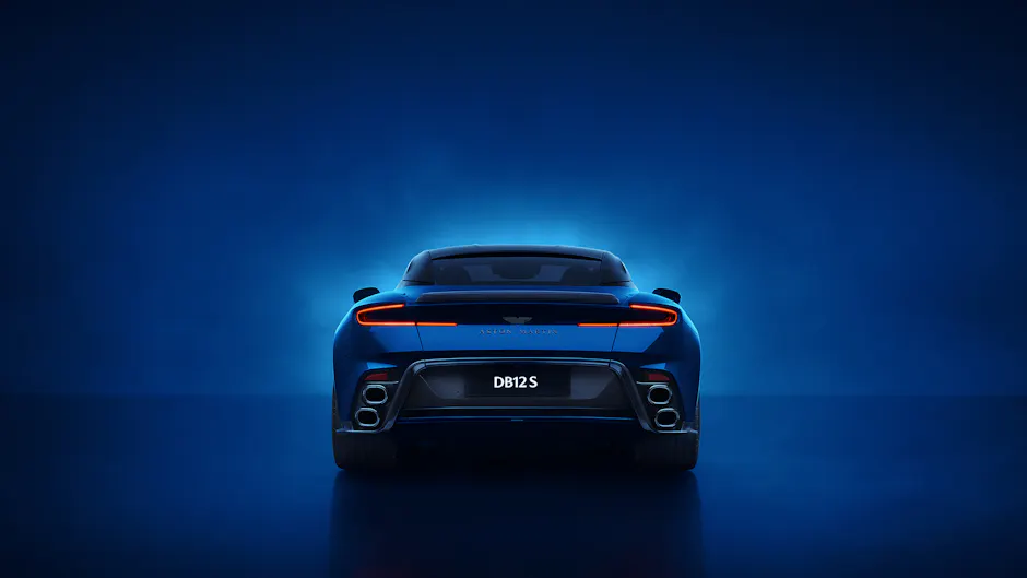 Heckansicht des Aston Martin DB12 S mit durchgehendem LED-Lichtband.