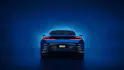 Heckansicht des Aston Martin DB12 S mit durchgehendem LED-Lichtband.
