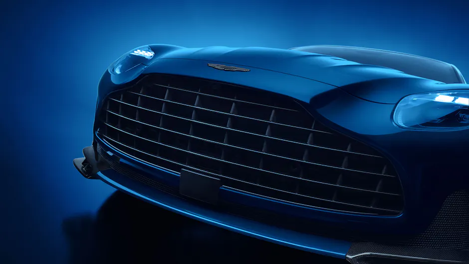 Nahaufnahme des Kühlergrills des Aston Martin DB12 S.