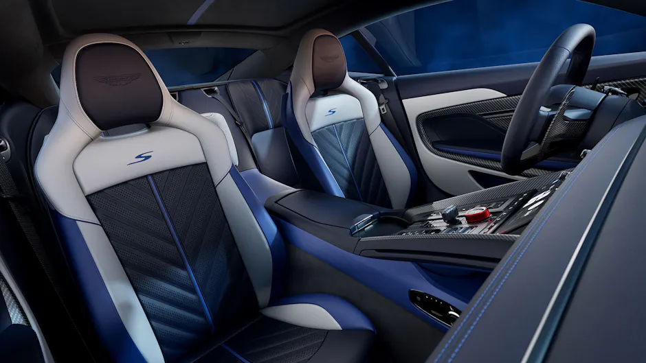 Sportsitze des Aston Martin DB12 S in zweifarbiger Lederkombination.