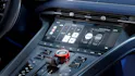Zentraler Touchscreen des DB12 S mit Klimafunktionen und Carbon-Umrandung.