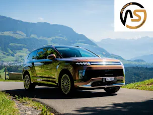 Hyundai SUV auf einer Landstrasse vor Alpenkulisse, präsentiert von Auto Studer Langenthal.