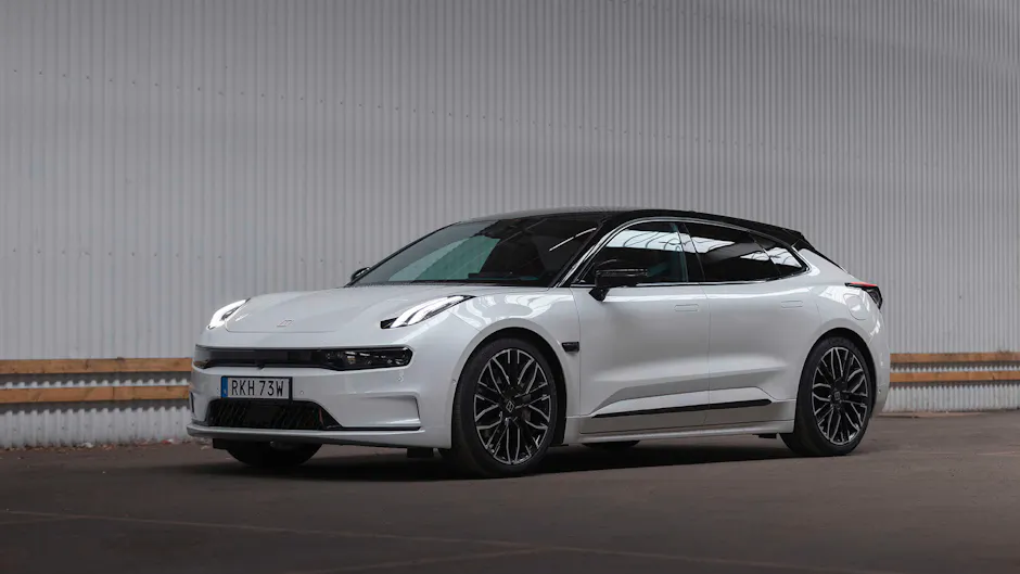Zeekr 001 statica in un capannone, carrozzeria bianca e tetto scuro.