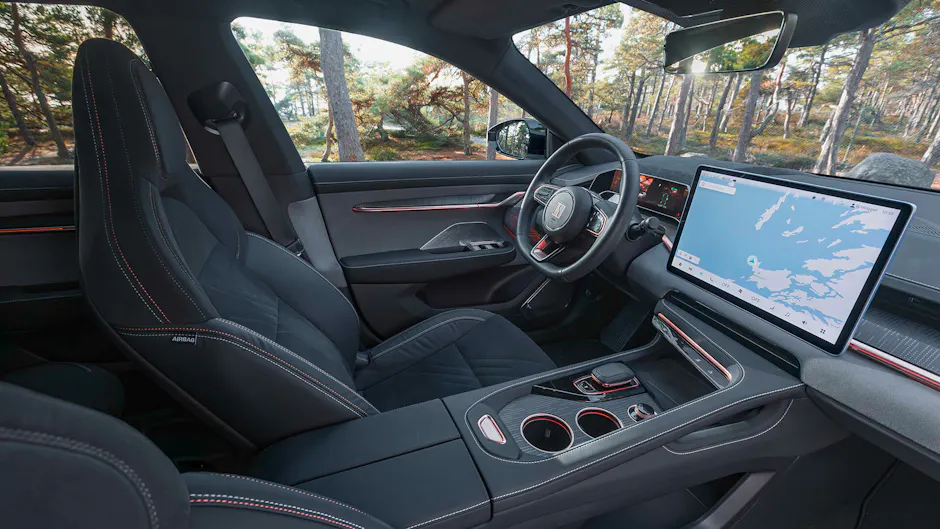 Cockpit della Zeekr 001 con grande schermo digitale panoramico e materiali di alta qualità.