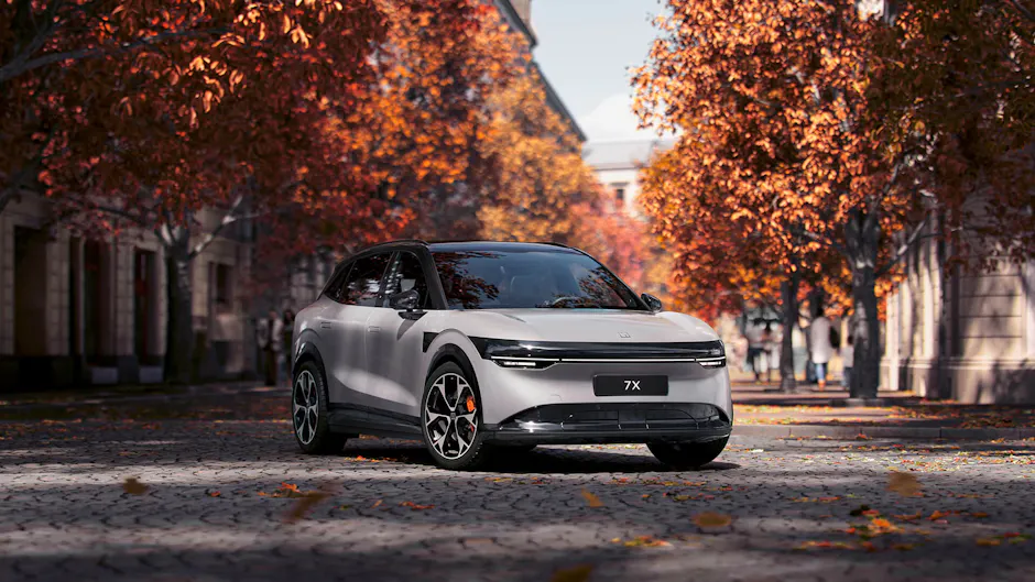 Zeekr 7X in vernice grigio chiaro su una strada autunnale.