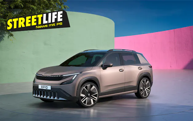 Skoda Epiq in un ambiente luminoso con pareti colorate sullo sfondo.