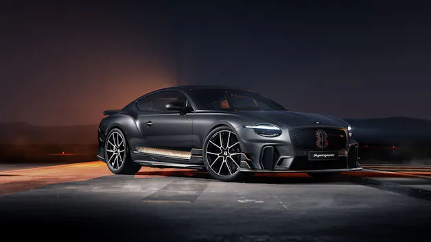 Bentley Supersports Frontdreiviertelansicht bei Dämmerung auf der Rennstrecke