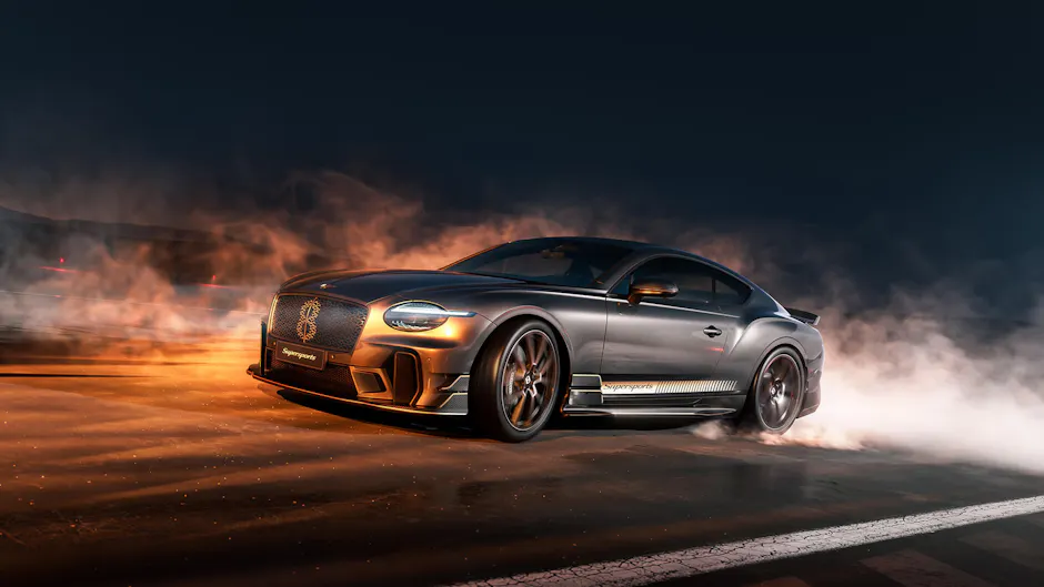 Bentley Supersports in dynamischer Frontdreiviertelansicht mit Rauch.