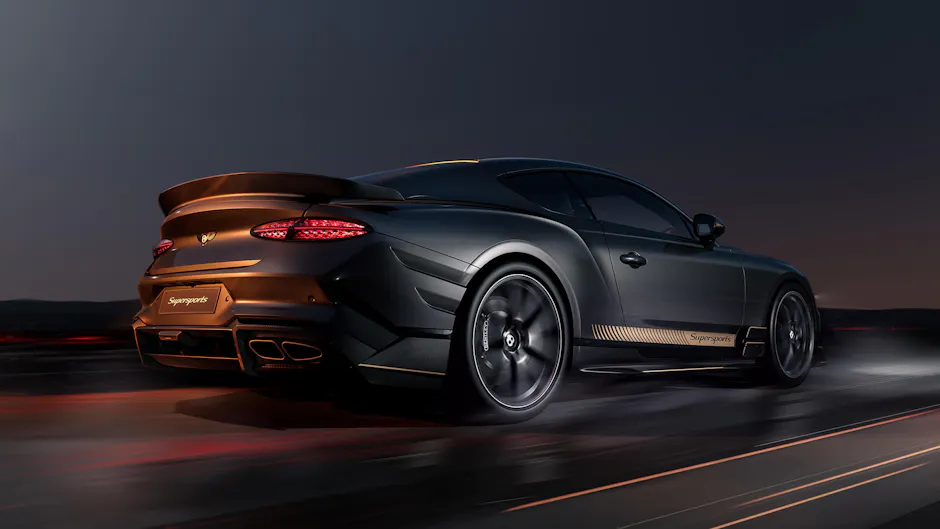 Heckansicht des Bentley Supersports in schneller Fahrt.