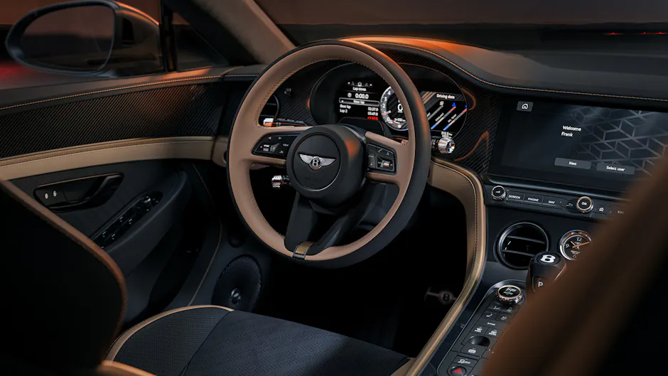 Innenraum des Supersports mit hell-dunklem Design.