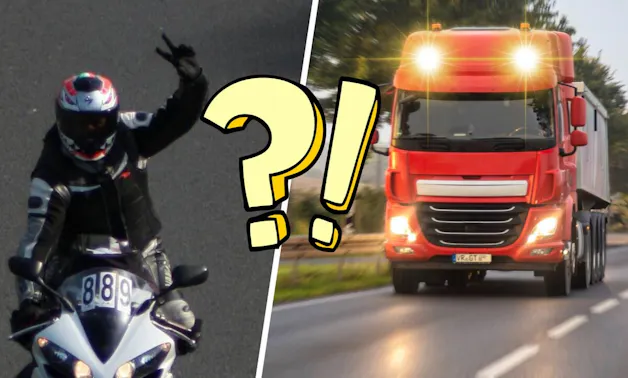 : Un motociclista saluta alzando la mano, accanto un camion con i lampeggianti anteriori accesi e un grande punto interrogativo tra i due.