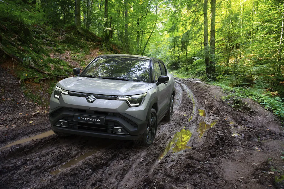 Suzuki E-Vitara grigia, guida nel bosco