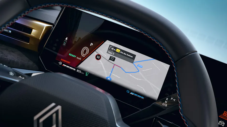 Digitales Kombiinstrument des Renault Clio mit Navigationsanzeige und Fahrinformationen im Cockpit.