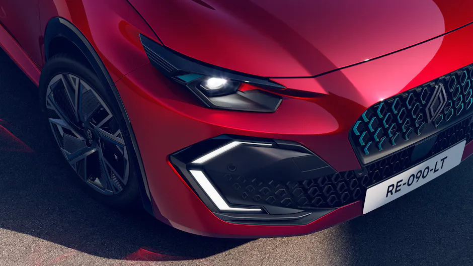 Frontscheinwerfer und Felge des Renault Clio, sportliche Details.