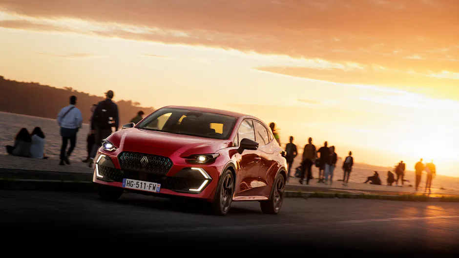 Roter Renault Clio bei Sonnenuntergang am Meer.