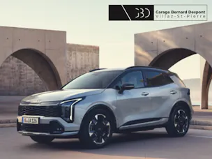 SUV Kia devant une architecture moderne en béton avec le logo du garage Bernard Despont Villaz-St-Pierre.