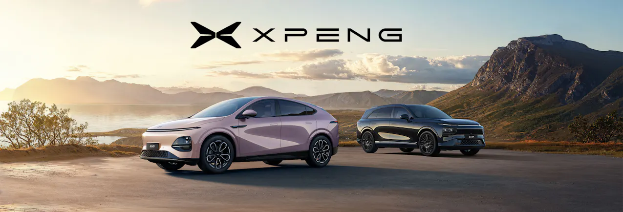 XPENG Elektrofahrzeuge G6 und G9 vor alpiner Landschaft mit Markenlogo.