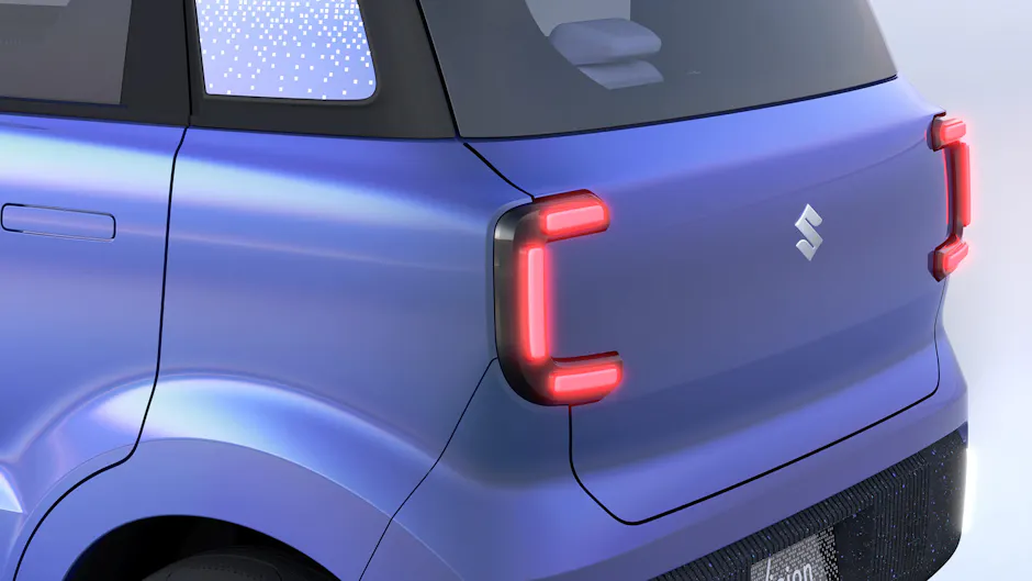 Vista posteriore del Suzuki Vision e-Sky con fanali LED distintivi.