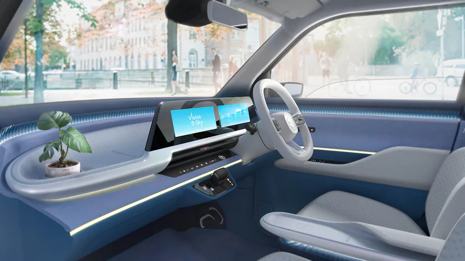Interni del Suzuki Vision e-Sky con display digitale e design moderno.