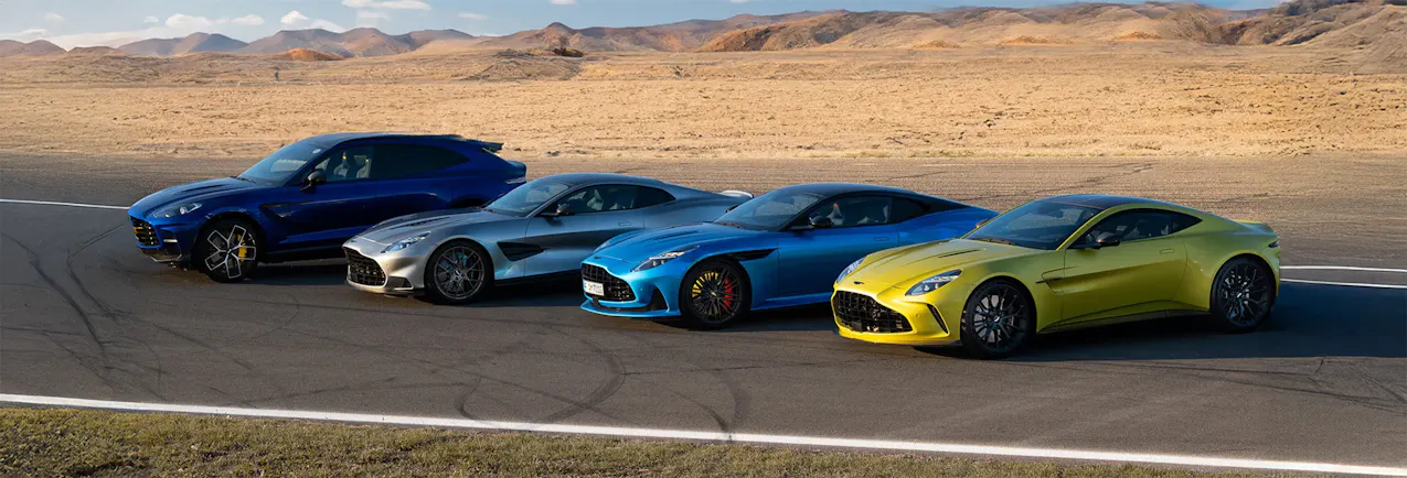 Modelli Aston Martin in un deserto