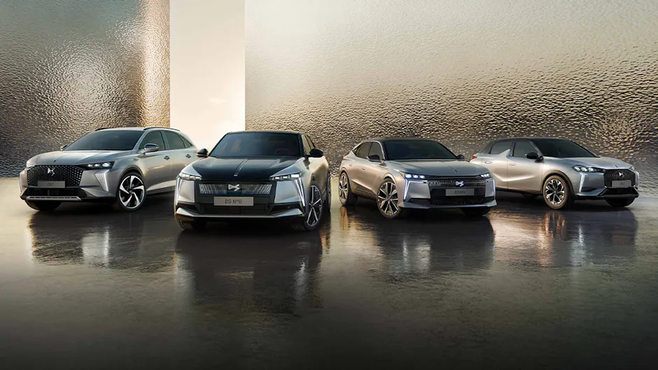 Quattro DS Automobiles color argento in primo piano, con un vetro opaco sullo sfondo