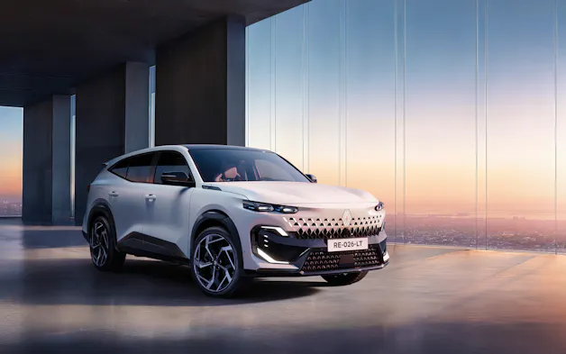 Renault Filante in Weiss, im Hintergrund eine gross Stadt