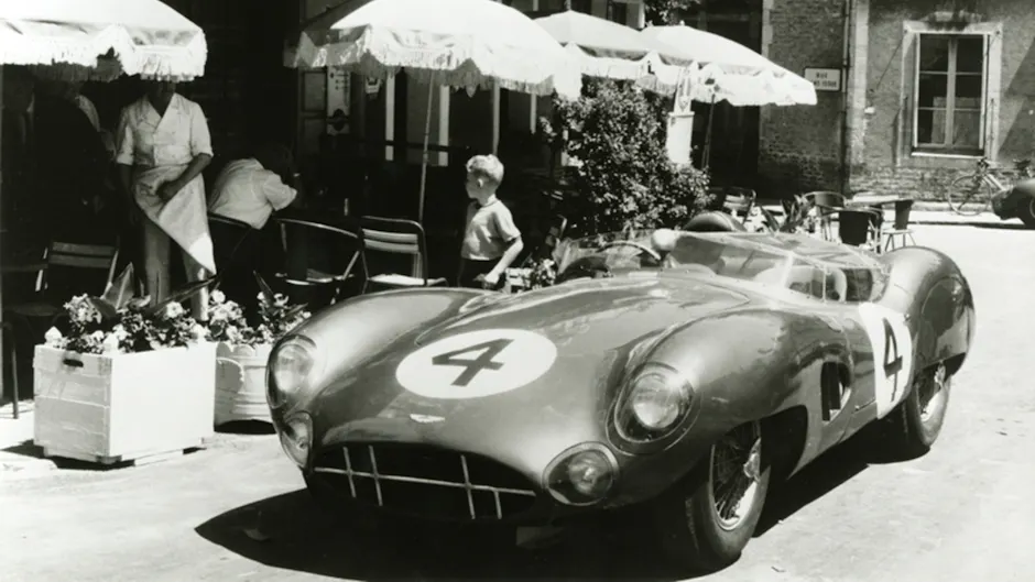 Ancienne Aston Martin portant le numéro 4