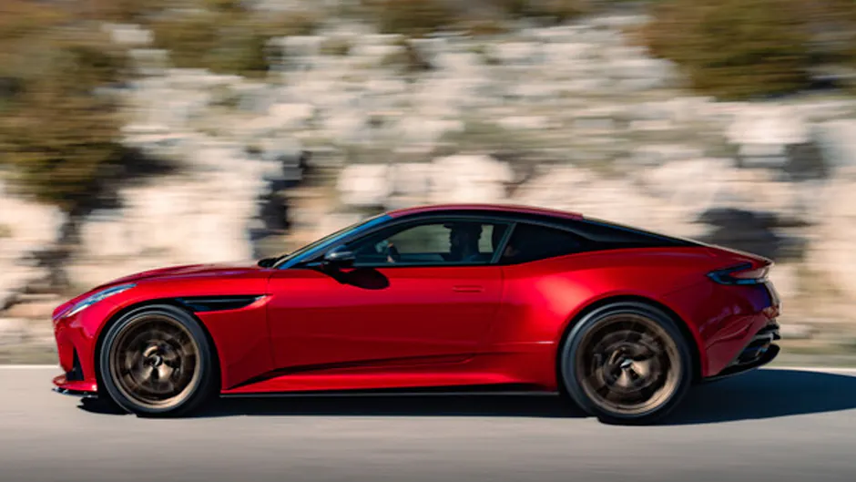 Aston Martin rouge vue de profil