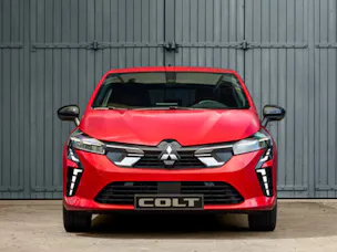 Mitsubishi Colt in Rot, von Vorne