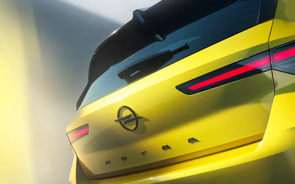 Opel Astra in Gelb, Heck