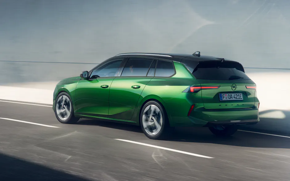 Opel Astra Sports Tourer in Grün, von hinten