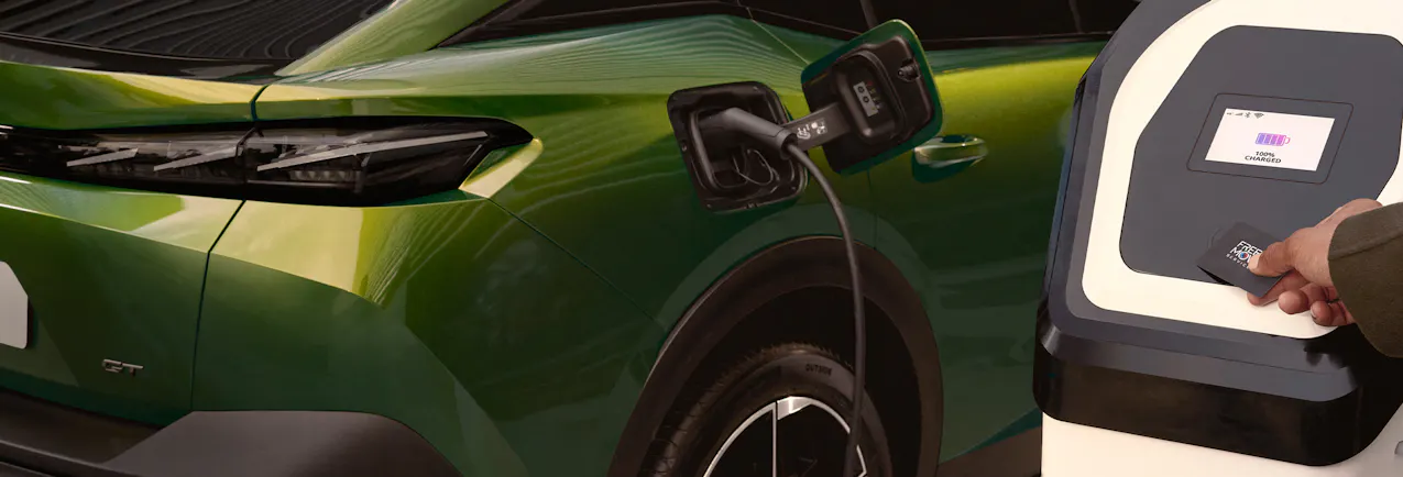 Une Peugeot verte pendant le processus de recharge