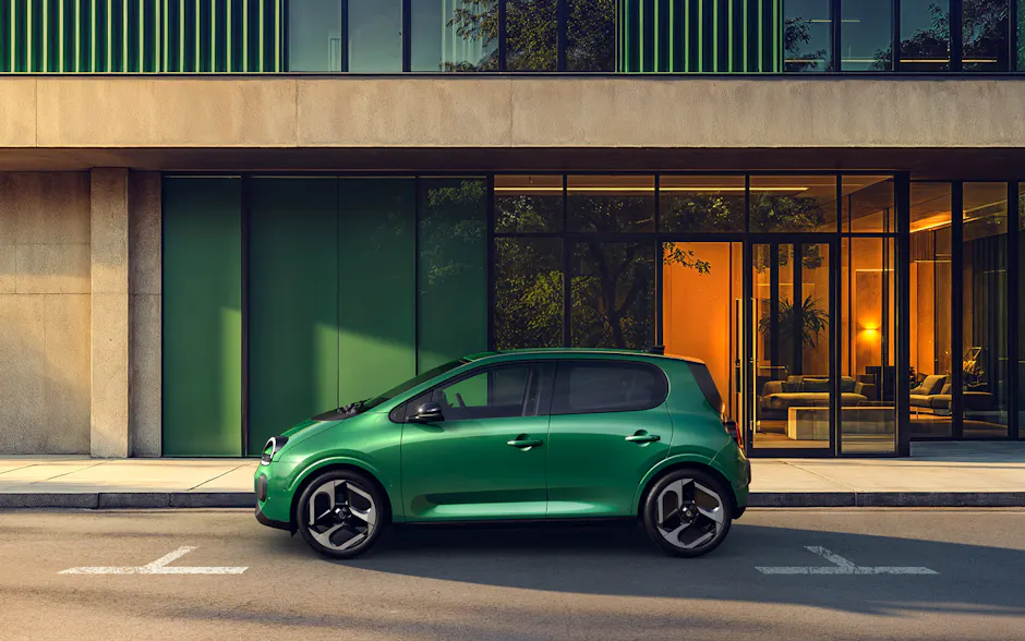 Renault Twingo E-Tech in Grün, von der Seitenansicht