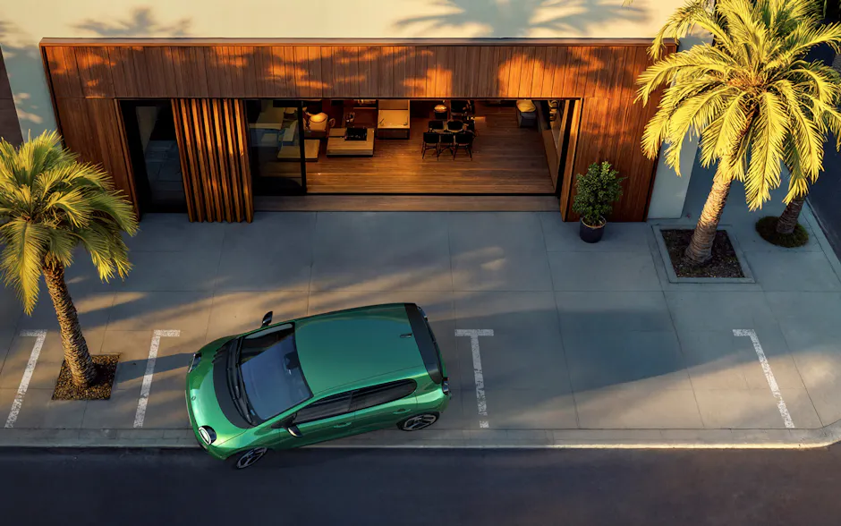 Renault Twingo E-Tech in Grün, von der Vogelperspektive