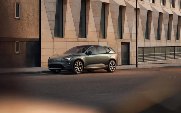 Volvo EX60 in einer urbanen Umgebung