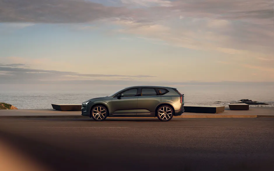 Volvo EX60 von der Seite, im Hintergrund das Meer