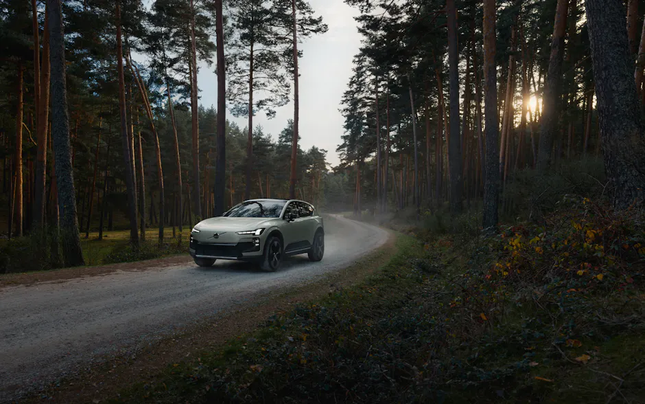 Volvo EX60 fährt durch den Wald